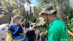 Mengintip Serunya Bocah Main Bareng Dinosaurus di Garut