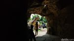Mengintip Serunya Bocah Main Bareng Dinosaurus di Garut