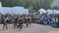Manajer Operasional Garut Dinoland Rendra mengatakan, setiap akhir pekan, hampir dua ribu wisatawan berkunjung ke tempat ini. Mereka berasal dari Garut hingga luar daerah seperti Bandung hingga Bogor.Selain wahana pulau dinosaurus, yang jadi buruan lain adalah pertunjukannya. Di waktu-waktu tertentu, pengelola menampilkan show dinosaurus bersama para penari lincah tepat di depan gerbang masuk ke pulau dinosaurus.