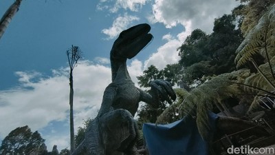 Mengintip Serunya Bocah Main Bareng Dinosaurus di Garut