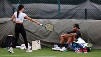 Costeen Hatzi menemani ke London karena sang pacar ikut dalam kejuaraan tenis terbesar di dunia, Wimbledon.