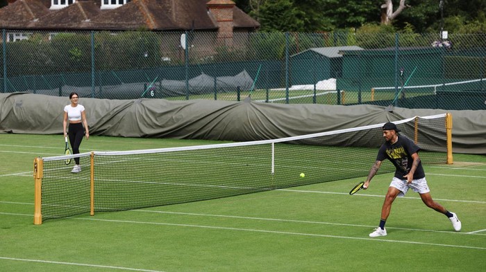Gaya Pacar Nick Kyrgios Main Tenis di London Petenis Nick Kyrgios turut memeriahkan kejuaraan Wimbledon 2022 di London, Inggris. Sebelum bertanding, dia sempat mengajah pacarnya, Costeen Hatzi berlatih bersama.