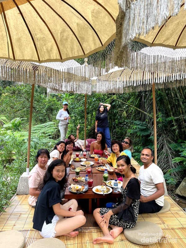 Makan siang di pinggir sungai