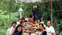 Makan siang di pinggir sungai