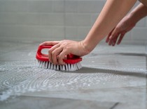 7 Cara Membersihkan Keramik Kamar Mandi yang Kuning, Ketahui Juga Penyebabnya