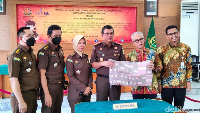 Jaksa serahkan tumpukan duit hasil lelang aset mobil mewah pembobol Bank BUMD Jabar