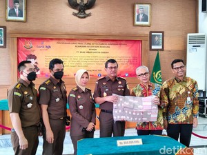 Jaksa Eksekusi Mobil Mewah Terpidana Pembobol Bank BUMD di Jabar