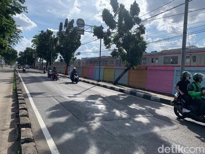 Jalan bergelombang di Jl Bekasi Timur, Jatinegara, Jaktim, 4 Juli 2022. Kondisi jalan ini sudah mengakibatkan korban jiwa. (Mulia Budi/detikcom)