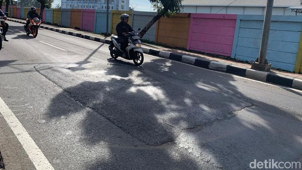 Jalan bergelombang di Jl Bekasi Timur, Jatinegara, Jaktim, 4 Juli 2022. Kondisi jalan ini sudah mengakibatkan korban jiwa. (Mulia Budi/detikcom)