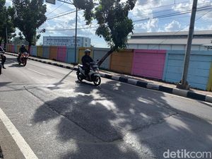Tolong Diperbaiki! Jalan Rusak Jatinegara Ini Makan Korban Jiwa Tadi Pagi