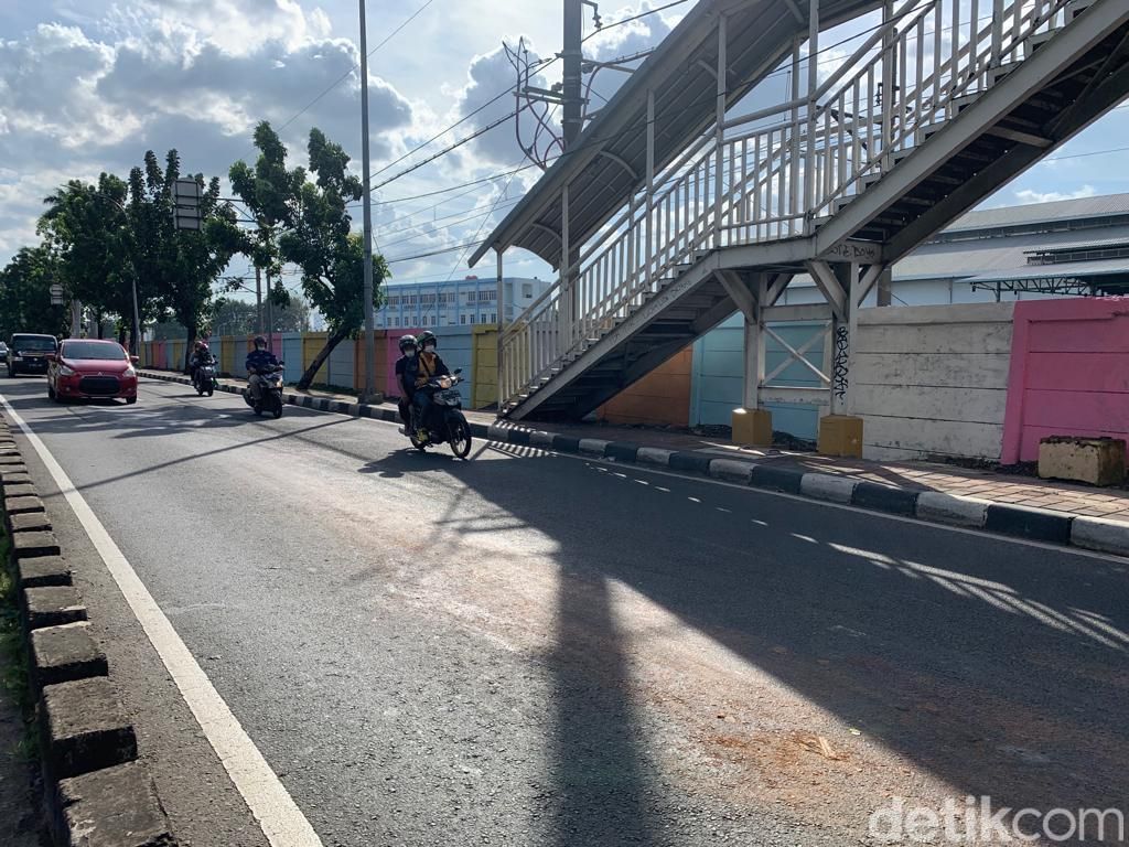 Jalan bergelombang di Jl Bekasi Timur, Jatinegara, Jaktim, 4 Juli 2022. Kondisi jalan ini sudah mengakibatkan korban jiwa. (Mulia Budi/detikcom)