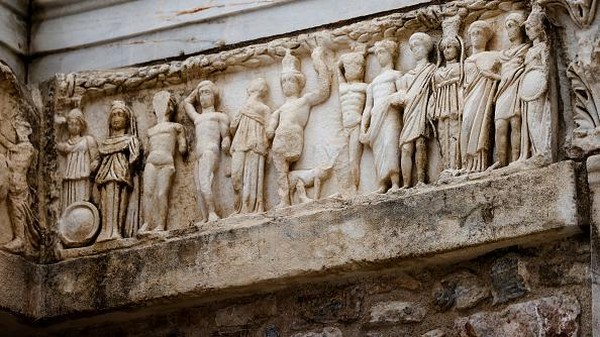 Dari beberapa bukti sejarah yang sudah terkumpul, diketahui bahwa Ephesus sudah dihuni oleh manusia sekitar tahun 6000 SM. 