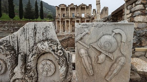 Di sini, pengunjung dapat menemukan sisa reruntuhan bangunan peninggalan peradaban kota Ephesus, seperti Kuil Artemis, Perpustakaan Celsus, dan Grand Theater of Celsus. 