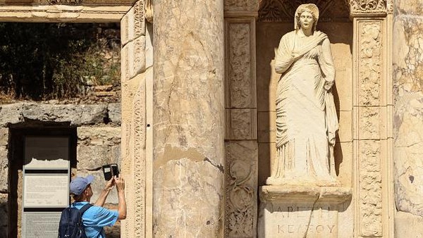 Pengunjung berjalan-jalan di sekitar Kota Kuno Ephesus, di Izmir, Turkiye,  Sabtu (2/6/2022) waktu setempat.
