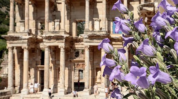 Ephesus dibangun pada sekitar abad ke-10 SM oleh koloni Attic dan Yunani Ionia. Awalnya Ephesus merupakan kota Yunani Kuno kemudian direbut dan menjadi kota Romawi. Ephesus dibangun pada sekitar abad ke-10 SM oleh koloni Attic dan Yunani Ionia. Awalnya Ephesus merupakan kota Yunani Kuno kemudian direbut dan menjadi kota Romawi.Â