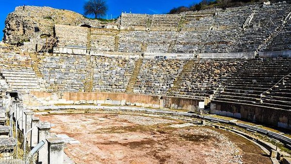 Kemudian ditemukan juga sebuah bangunan teater, bernama Grand Theater of Ephesus, yang dibangun semasa pemerintahan Vedius Antonius tahun 150 Masehi. Bangunan itu biasa digunakan untuk perjamuan kecil kekaisaran, dan juga tempat dilangsungkannya pertunjukan saat itu. (Altan Gocher/Getty Images)  