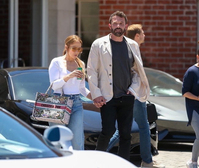 Pada April 2022, pasangan tersebut bertunangan untuk kedua kalinya. Sang aktor memberikan cincin 8,5 karat dengan berlian hijau di tengahnya. Diprediksi harganya mencapai Rp 143 miliar. Foto: GC Images/Bellocqimages/Bauer-Griffin