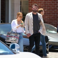 Pada April 2022, pasangan tersebut bertunangan untuk kedua kalinya. Sang aktor memberikan cincin 8,5 karat dengan berlian hijau di tengahnya. Diprediksi harganya mencapai Rp 143 miliar. Foto: GC Images/Bellocqimages/Bauer-Griffin