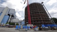 Penampakan tangki termal besar untuk menyimpan air panas di Berlin, Jerman, Kamis, (30/6/2022). Tangki termal besar atau Termos raksasa itu berupa menara berwarna karat yang menjulang di lokasi industri di dekat tepi Sungai Spree, Berlin, Jerman. Tingginya mencapai 45 meter dan mampu menampung hingga 56 juta liter atau 14,8, juta galon air panas.