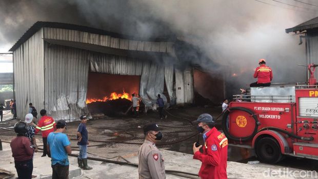 Kebakaran hebat melanda pabrik minyak kelapa, PT Indo Oil Perkasa di Desa Perning, Jetis, Mojokerto
