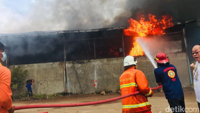 Kebakaran hebat melanda pabrik minyak kelapa, PT Indo Oil Perkasa di Desa Perning, Jetis, Mojokerto