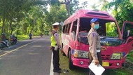 Hendak Mendahului, Mobil Travel 15 Penumpang di Bali Terbalik