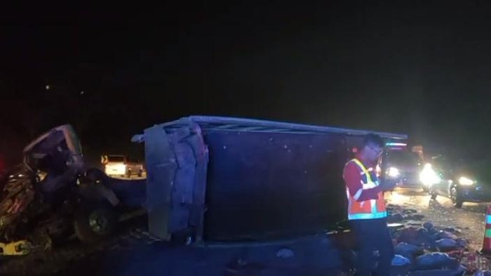 Kecelakaan maut Tol Cipali melibatkan sebuah bus dan satu truk ayam. Kecelakaan tersebut terjadi di Tol Cipali KM 93 pada Minggu (3/7/2022) sore.