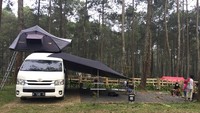 Warga terlihat melakukan kemping mewah (glamping/glamour camping) dengan campervan di Green Grass, Lembang, Jawa Barat.