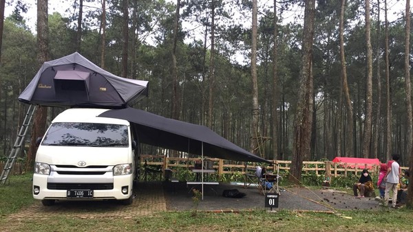 Warga terlihat melakukan kemping mewah (glamping/glamour camping) dengan campervan di Green Grass, Lembang, Jawa Barat.