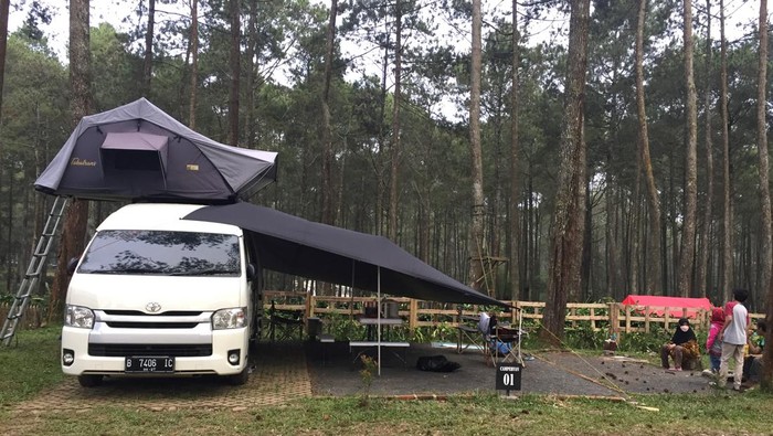 Kemah dengan Campervan di Cikole, Lembang