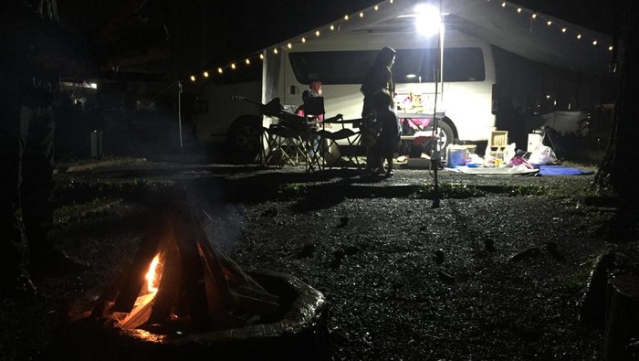 Kemah dengan Campervan di Cikole, Lembang