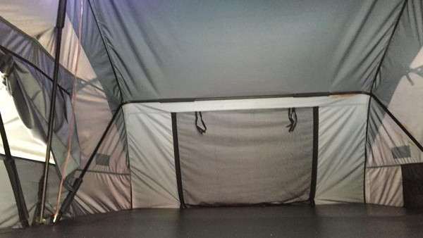 Campervan ini juga dilengkapi dengan fasilitas tenda dengan frame kuat yang nyaman dipakai untuk 2 orang dewasa dan 1 anak kecil.