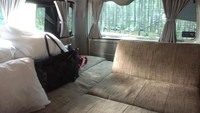 Campervan ini menggunakan mobil Toyota Hiace yang sudah dimodifikasi bagian interior dan luarnya. Tampak interiornya serasa di dalam hotel. Untuk kursinya, bisa diubah menjadi sofa lipat dan dijadikan kasur pada malam hari.