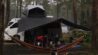 Warga melakukan kemping mewah menggunakan Campervan.