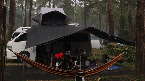 Kemah dengan Campervan
