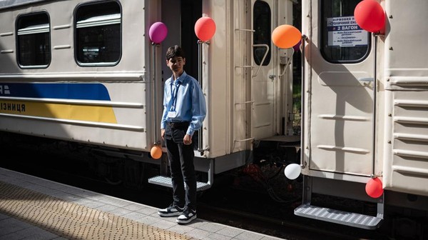 Tur lokomotif uap ini melayani rute sejauh 15 kilometer untuk para wisatawan dari Stasiun Kereta Anak Kyiv yang sebelumnya bernama Stasiun Vishenka di kawasan Taman Syretskyi. Â Tur lokomotif uap ini melayani rute sejauh 15 kilometer untuk para wisatawan dari Stasiun Kereta Anak Kyiv yang sebelumnya bernama Stasiun Vishenka di kawasan Taman Syretskyi. Â