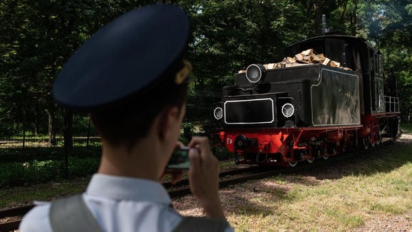 Ada beberapa lokomotif dan gerbong kereta untuk tur ini diantaranya, dua lokomotif diesel TU-7A, lokomotif GR-336, gerbong kereta Pafawag dengan kapasitas 12 penumpang serta gerbong kereta barang. Ada beberapa lokomotif dan gerbong kereta untuk tur ini diantaranya, dua lokomotif diesel TU-7A, lokomotif GR-336, gerbong kereta Pafawag dengan kapasitas 12 penumpang serta gerbong kereta barang.