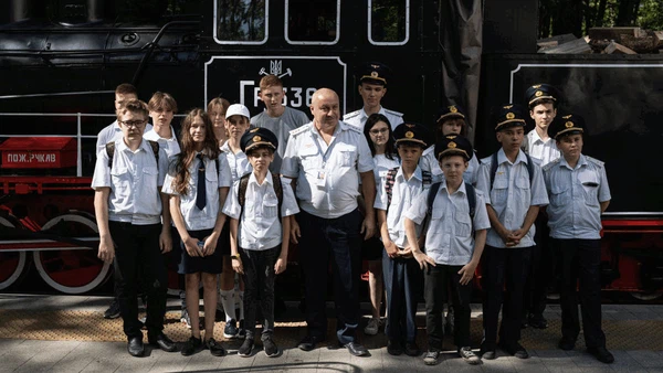 Ketika Anak-anak Ukraina Jadi Kondektur Lokomotif Uap