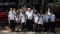 Ini dia para anak-anak yang menjadi petugas hingga kondektur lokomotif uap bersama seorang mentor di Kyiv, Ukraina, Minggu (3/7/2022).