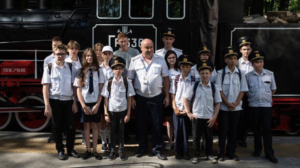 Ini dia para anak-anak yang menjadi petugas hingga kondektur lokomotif uap bersama seorang mentor di Kyiv, Ukraina, Minggu (3/7/2022). Ini dia para anak-anak yang menjadi petugas hingga kondektur lokomotif uap bersama seorang mentor di Kyiv, Ukraina, Minggu (3/7/2022).