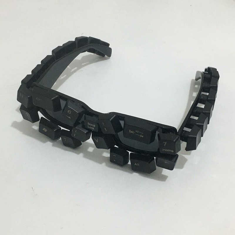 Seniman Alfaz Syam membuat berbagai benda dengan aksesoris keyboard. Keyboard disulap menjadi beragam benda menarik ini.