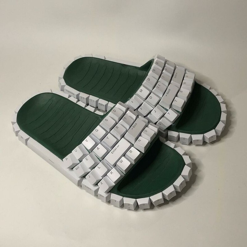 Seniman Alfaz Syam membuat berbagai benda dengan aksesoris keyboard. Keyboard disulap menjadi beragam benda menarik ini.