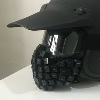 Seniman Alfaz Syam membuat berbagai benda dengan aksesoris keyboard. Keyboard disulap menjadi beragam benda menarik ini.