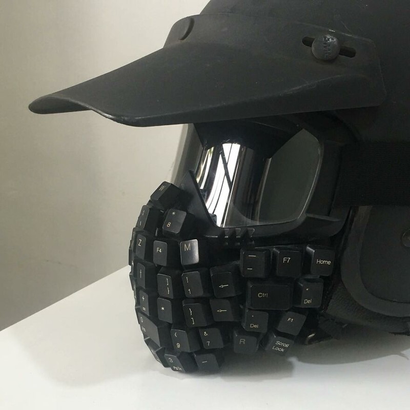 Seniman Alfaz Syam membuat berbagai benda dengan aksesoris keyboard. Keyboard disulap menjadi beragam benda menarik ini.