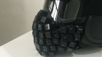 Penutup mulut dengan aksesoris keyboard. Foto: skatesuckers via Bored Panda