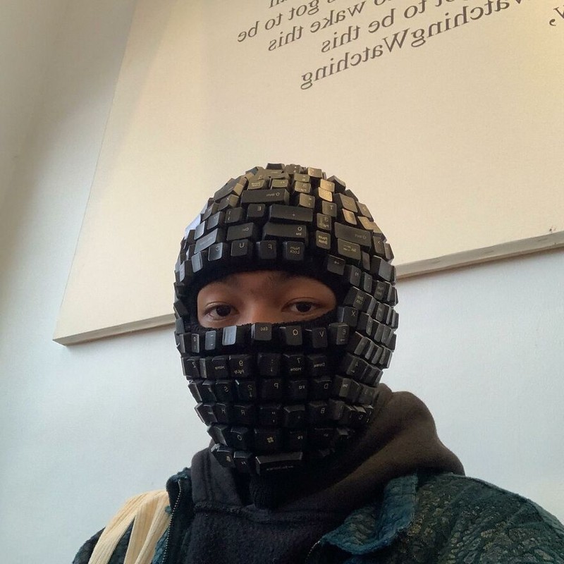 Seniman Alfaz Syam membuat berbagai benda dengan aksesoris keyboard. Keyboard disulap menjadi beragam benda menarik ini.