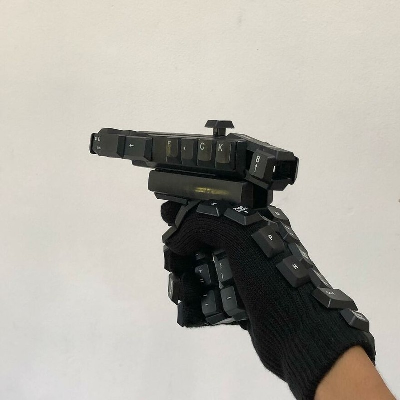 Seniman Alfaz Syam membuat berbagai benda dengan aksesoris keyboard. Keyboard disulap menjadi beragam benda menarik ini.