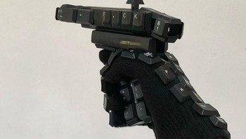 Wah, ada pesan tersembunyi nih di keyboard yang ditempelkan ke pistol. Foto: skatesuckers via Bored Panda