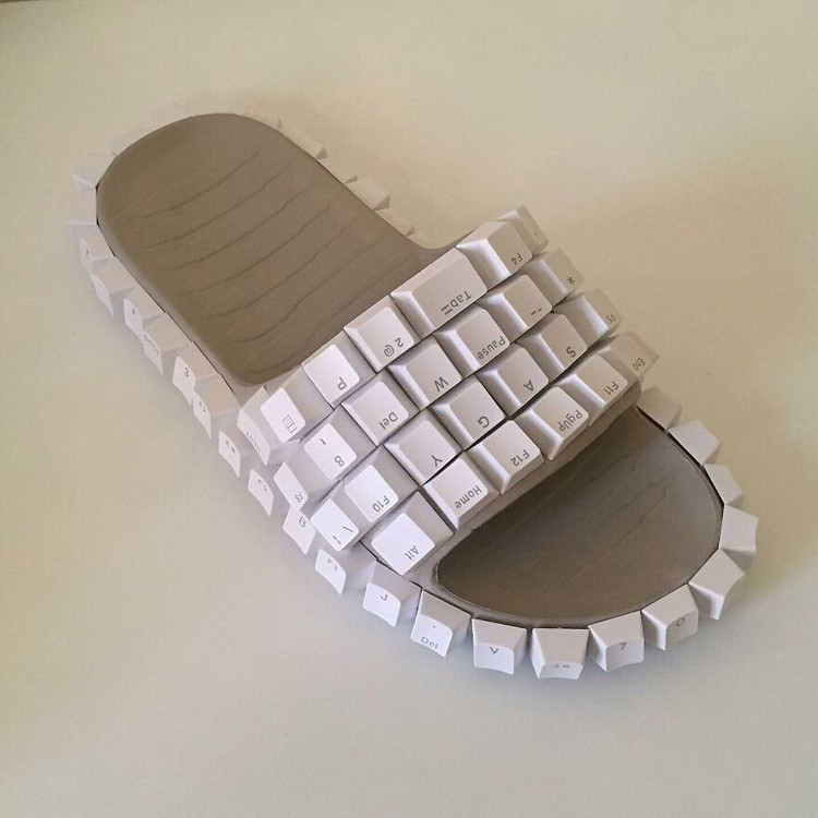 Keyboard Bored Panda Seniman Alfaz Syam membuat berbagai benda dengan aksesoris keyboard. Keyboard disulap menjadi beragam benda menarik ini.