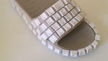 Kalau ini versi sandalnya. Foto: skatesuckers via Bored Panda